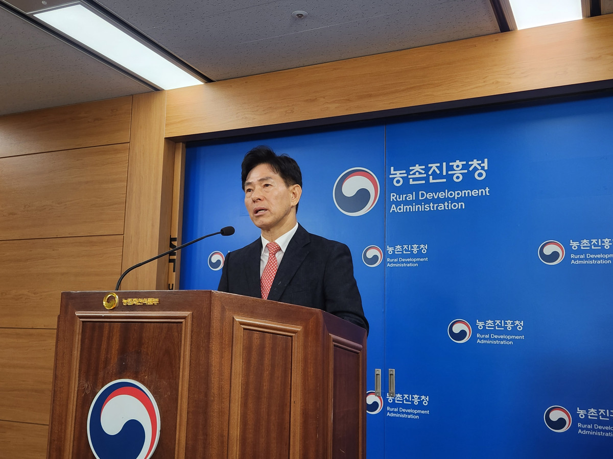 ▲이상재 농촌진흥청 국립농업과학원장 직무대리가 25일 정부세종청사에서 ‘농업기상재해 조기경보시스템’ 전국 확대 관련 브리핑을 열고 서비스에 대해 설명하고 있다. (노승길 기자)