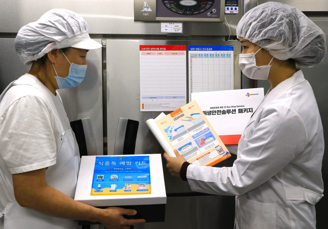 ▲CJ프레시웨이 사회공헌 프로그램 '동행주방'으로 아현실버복지관에 급식 안전 솔루션을 제공하고 있다. (사진제공=CJ프레시웨이)