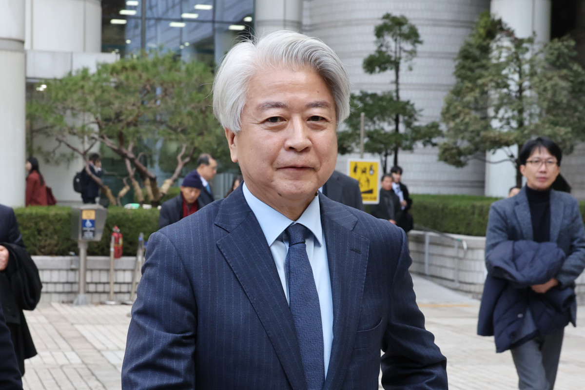 ▲불법 정치자금 6000만 원을 받은 혐의로 재판에 넘겨진 노웅래 전 더불어민주당 의원이 지난달 26일 서울중앙지법에서 열린 1심 선고에서 무죄를 선고받은 뒤 청사를 나서고 있다. (연합뉴스)