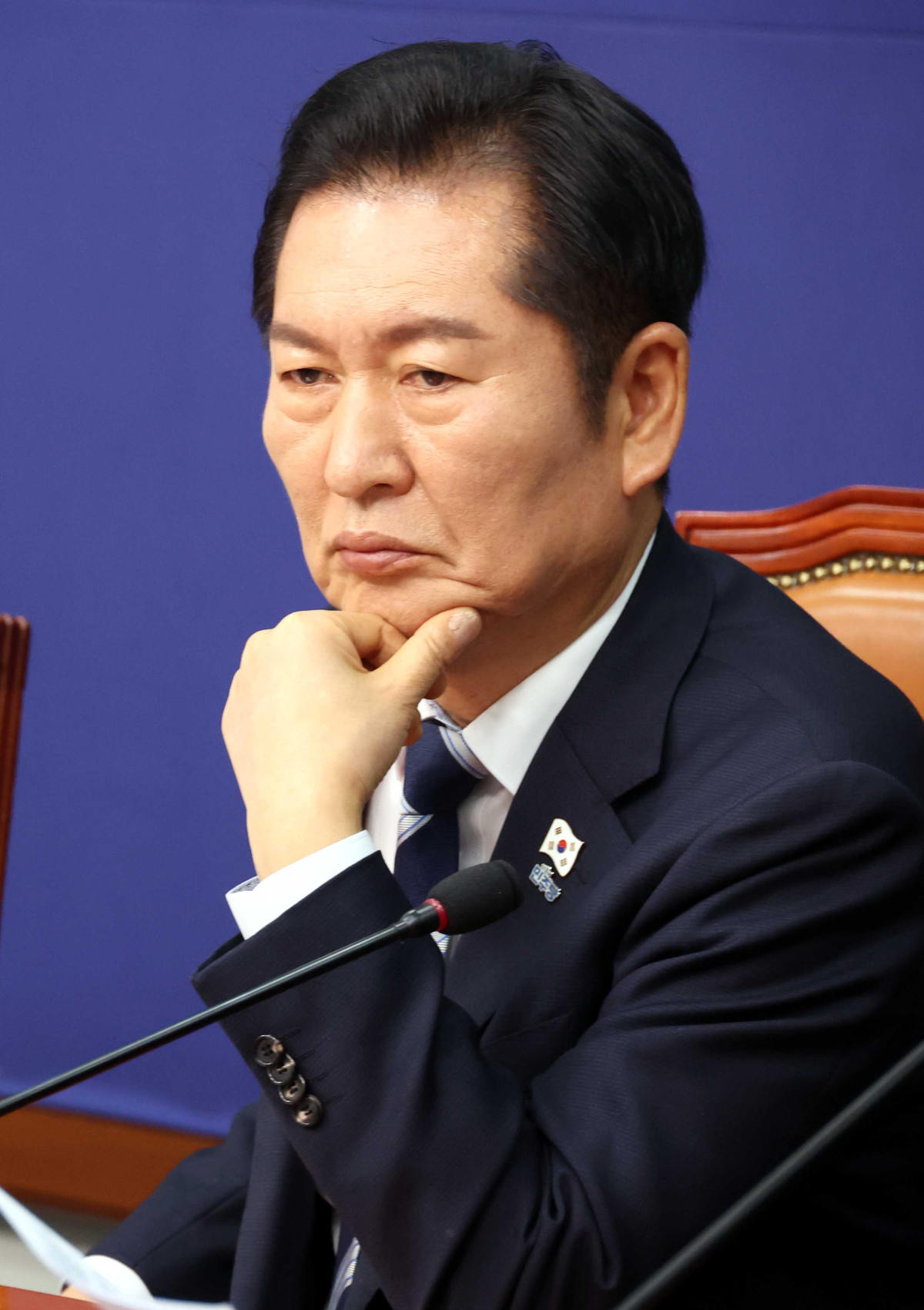 ▲정청래 더불어민주당 대표가 26일 오전 서울 여의도 국회에서 열린 최고위원회의에서 잠시 생각에 잠겨 있다. (사진=뉴시스)