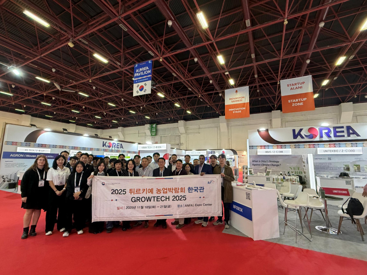 ▲농림축산식품부와 한국농어촌공사 관계자가 18일부터 21일까지 열린 ‘2025 튀르키예 안탈리아 농업박람회(Growtech Antalya 2025)’에 참석해 기념 촬영을 하고 있다. (사진제공=한국농어촌공사)