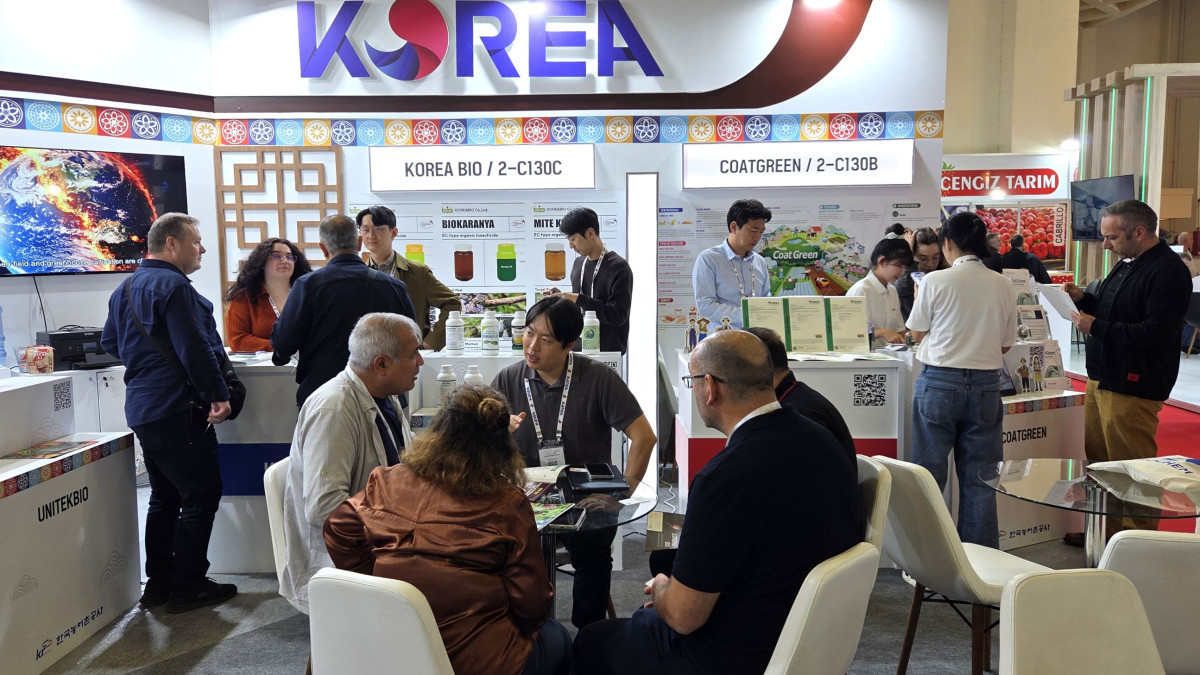 ▲한국농어촌공사 관계자가 18일부터 21일까지 열린 ‘2025 튀르키예 안탈리아 농업박람회(Growtech Antalya 2025)’ 한국관에서 외국인 바이어와 수출 상담을 하고 있다. (사진제공=한국농어촌공사)