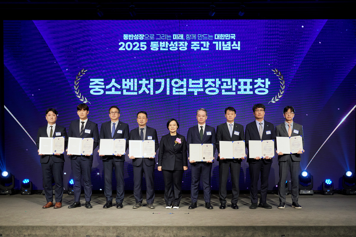 ▲엄태주 캠코 경영지원실장(오른쪽 세 번째)이 25일 서울 영등포구 중소기업중앙회 K-Biz홀에서 열린 '2025 동반성장 주간 기념식'에서 동반성장 유공 표창을 수상한 뒤 관계자들과 기념촬영을 하고 있다. (사진제공=한국자산관리공사)