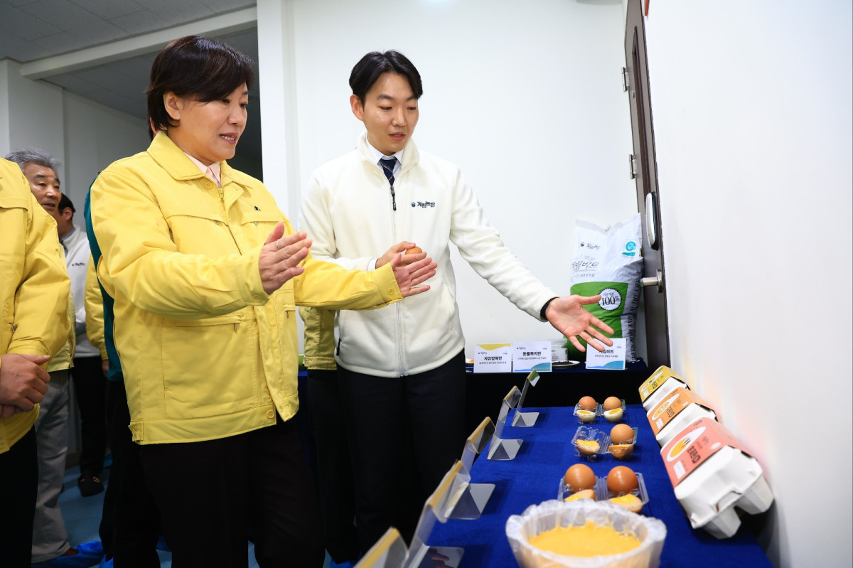 ▲송미령 농림축산식품부 장관은 26일 충남 아산의 계란유통센터(식용란선별포장업소)를 찾아 방역관리 실태를 확인하고 있다. (사진제공=농림축산식품부)