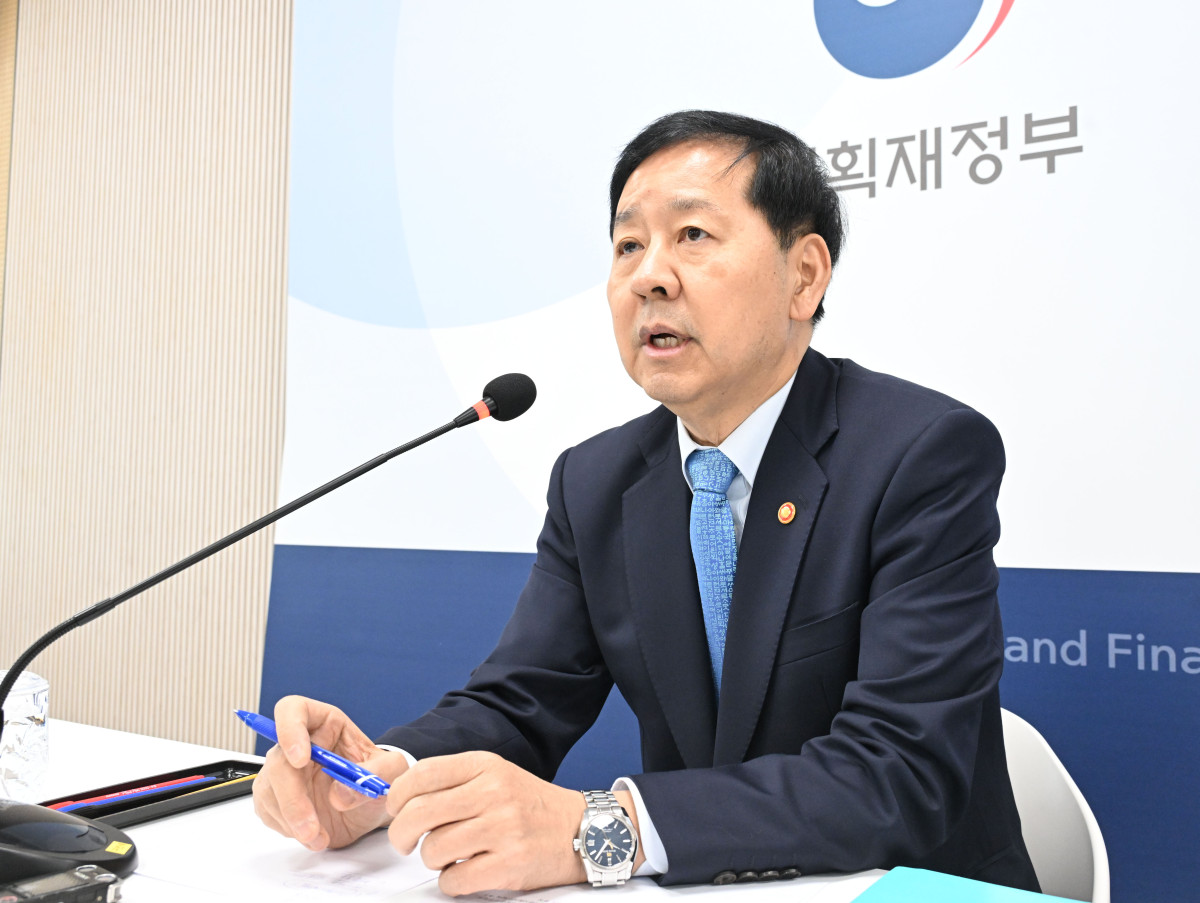 ▲구윤철 경제부총리 겸 기획재정부 장관이 11월 26일 오후 정부세종청사 중앙동 기재부 기자실에서 열린 외환시장 관련 기자간담회에서 모두발언을 하고 있다. (기획재정부)