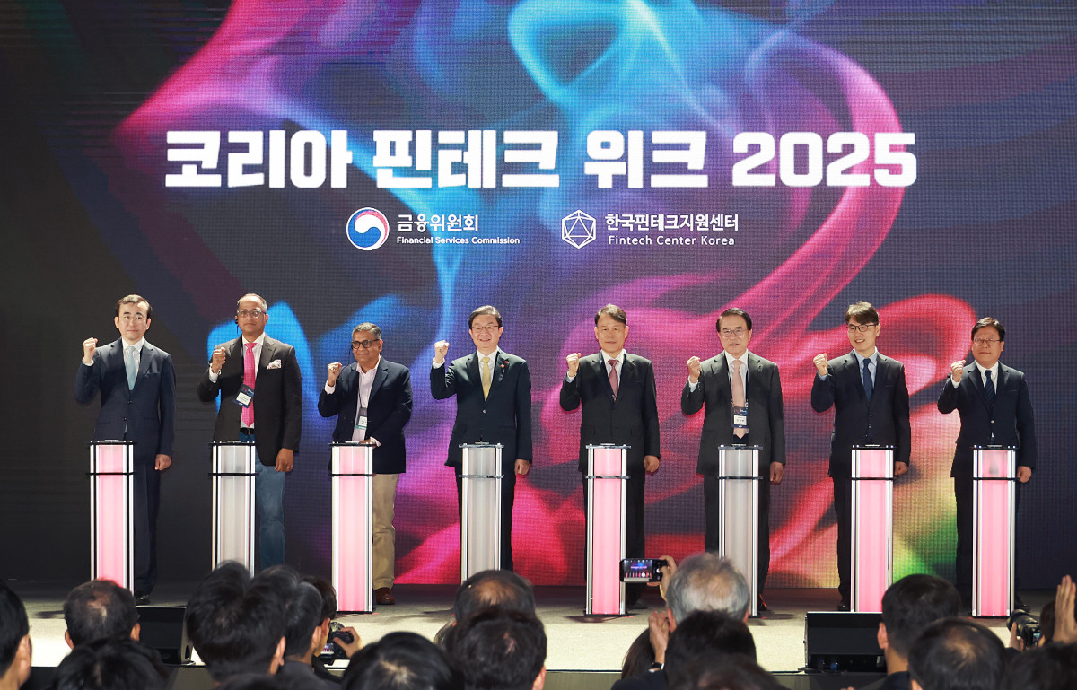 ▲이억원 금융위원장이 26일 오전 서울 양재 aT센터에서 개최한 제7회 코리아 핀테크 위크 2025 개막식에 참석해 환영사 후 참석기관의 부스를 방문해 최신 핀테크 기술과 서비스를 체험하고 관계자들을 격려했다. (사진제공=금융위)