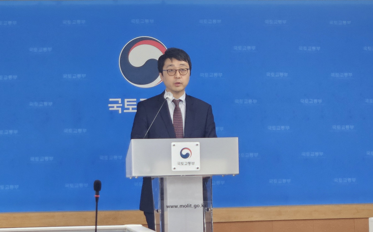 ▲김배성 국토부 공공주택추진단장이 26일 브리핑하는 모습. (김지영 기자 kjy42)