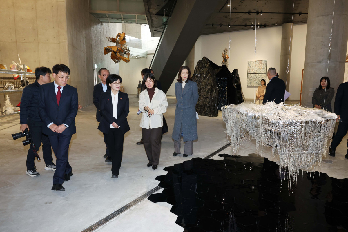 ▲원민경 성평등가족부 장관이 26일 서울 용산구 리움미술관에서 열린 성평등가족부-삼성재단-한국청소년활동진흥원의 ‘청소년 방과후 활동 활성화를 위한 업무 협약식’에서 전시관을 둘러보고 있다. 신태현 기자 holjjak@