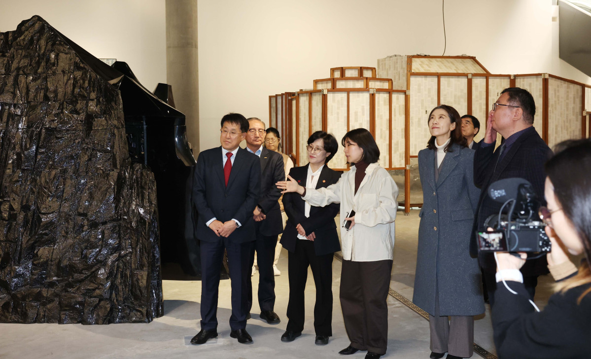 ▲원민경 성평등가족부 장관이 26일 서울 용산구 리움미술관에서 열린 성평등가족부-삼성재단-한국청소년활동진흥원의 ‘청소년 방과후 활동 활성화를 위한 업무 협약식’에서 전시관을 둘러보고 있다. 신태현 기자 holjjak@