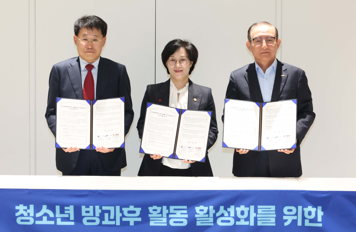 ▲원민경(가운데) 성평등가족부 장관, 류문형(왼쪽) 삼성재단 총괄부사장, 손연기 한국청소년활동진흥원 이사장이 26일 서울 용산구 리움미술관에서 열린 성평등가족부-삼성재단-한국청소년활동진흥원의 ‘청소년 방과후 활동 활성화를 위한 업무 협약식’에서 기념촬영을 하고 있다. 신태현 기자 holjjak@