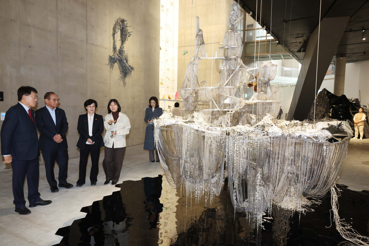 ▲원민경 성평등가족부 장관이 26일 서울 용산구 리움미술관에서 열린 성평등가족부-삼성재단-한국청소년활동진흥원의 ‘청소년 방과후 활동 활성화를 위한 업무 협약식’에서 전시관을 둘러보고 있다. 신태현 기자 holjjak@