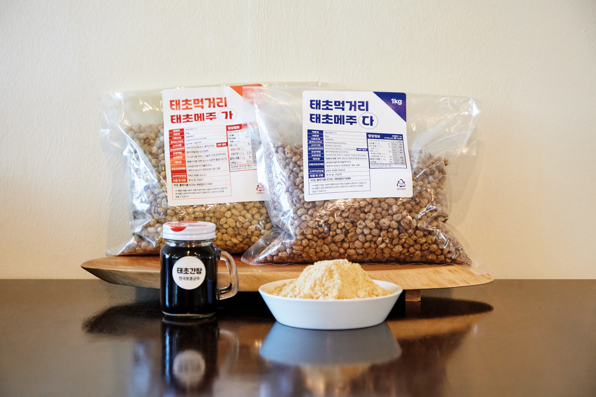 ▲태초메주와 이 메주로 만든 간장, 청국장 분말.(박진주 프리랜서)