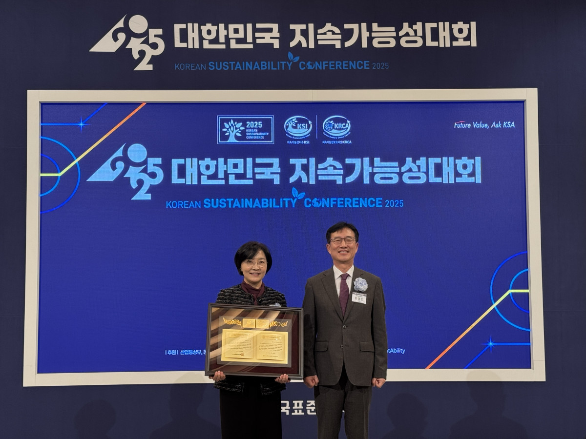 ▲이날 행사에 참석한 이은하 신한금융 SDGs 기획팀장(왼쪽)과 문동민 한국표준협회 회장이 기념 촬영을 하고 있다. (사진제공=신한금융그룹)