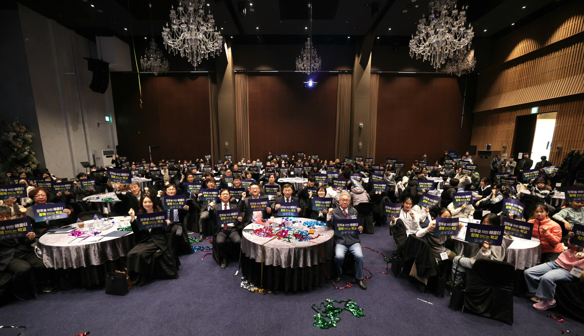 ▲26일 성동구 디노체컨벤션에서 ‘서울미래교육 공간 혁신 비전 선포식’에서 정근식 서울시교육감과 참석자들이 기념촬영을 하고 있다.  (서울시교육청)