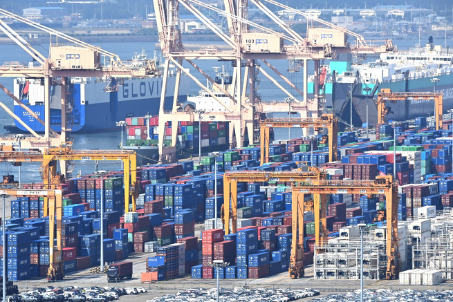 ▲경기도 평택항에 수출입 컨테이너가 쌓여있다. (뉴시스)