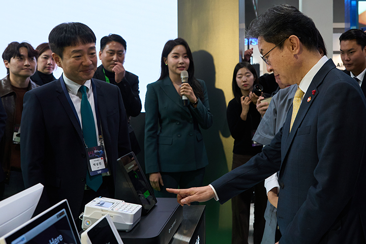 ▲26일 서울 서초구 양재 aT센터에서 개최된 ‘코리아 핀테크 위크 2025’의 Npay 부스에서 이억원 금융위원장(우)이 Npay 박상진 대표(좌)와 함께 오프라인 통합 단말기 ‘Npay 커넥트’를 체험하고 있다.
(사진제공=네이버페이)