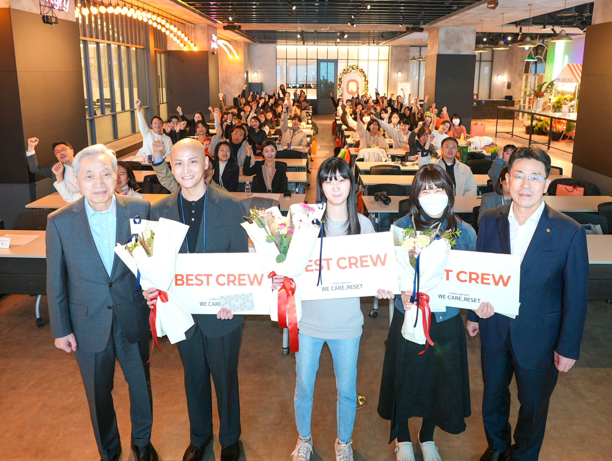 ▲25일 서울 드림플러스 강남 이벤트홀에서 열린 암 경험청년 돌봄 캠페인 ‘위 케어 리셋데이(WE CARE RESET DAY)’ 행사 참가자들이 기념사진을 찍고 있다. 우측 첫번째부터 한화생명 임석현 기획실장, 암경험청년 3명, 대한암협회 이민혁 회장. (제공 한화생명)