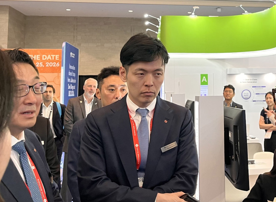 ▲신유열 신임 롯데바이오로직스 대표가 올해 6월 미국 보스턴에서 열린 2025 바이오 USA에 참가해 관계자의 설명을 듣고 있다. (사진제공=연합뉴스)