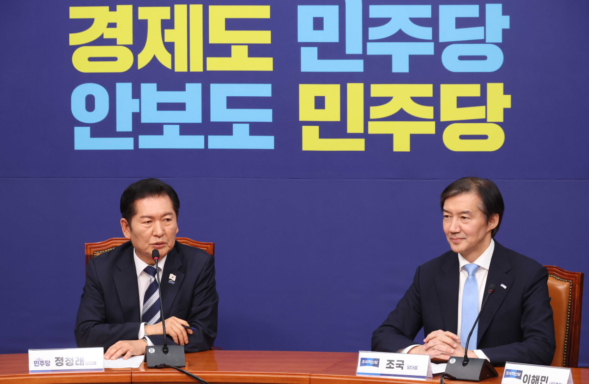 ▲정청래 더불어민주당 대표가 26일 오전 서울 여의도 국회에서 조국 조국혁신당 대표를 접견하며 인사말을 하고 있다. 2025.11.26.  (뉴시스)