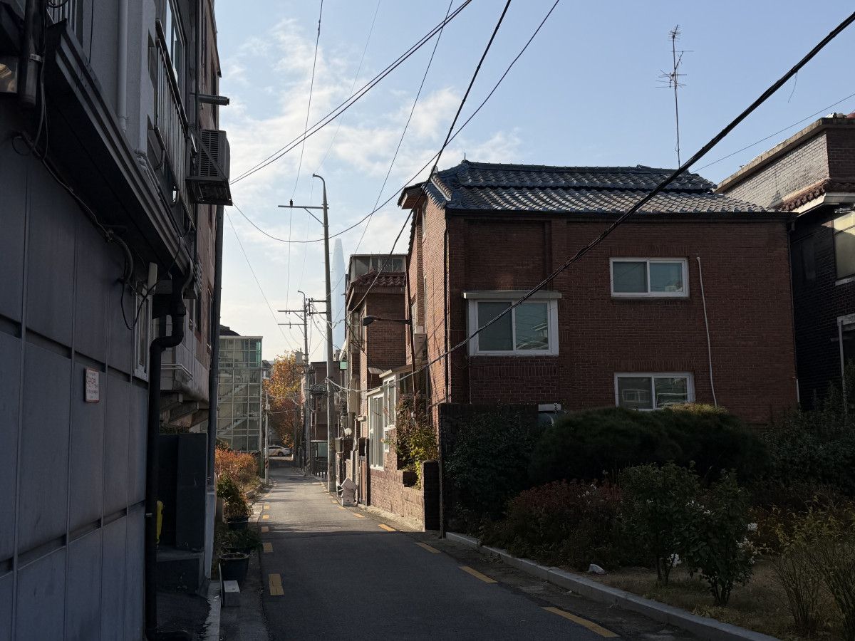 ▲서울 송파구 풍납동 일대 주택가 뒤로 롯데타워가 보인다. (조유정 기자 youjung@)