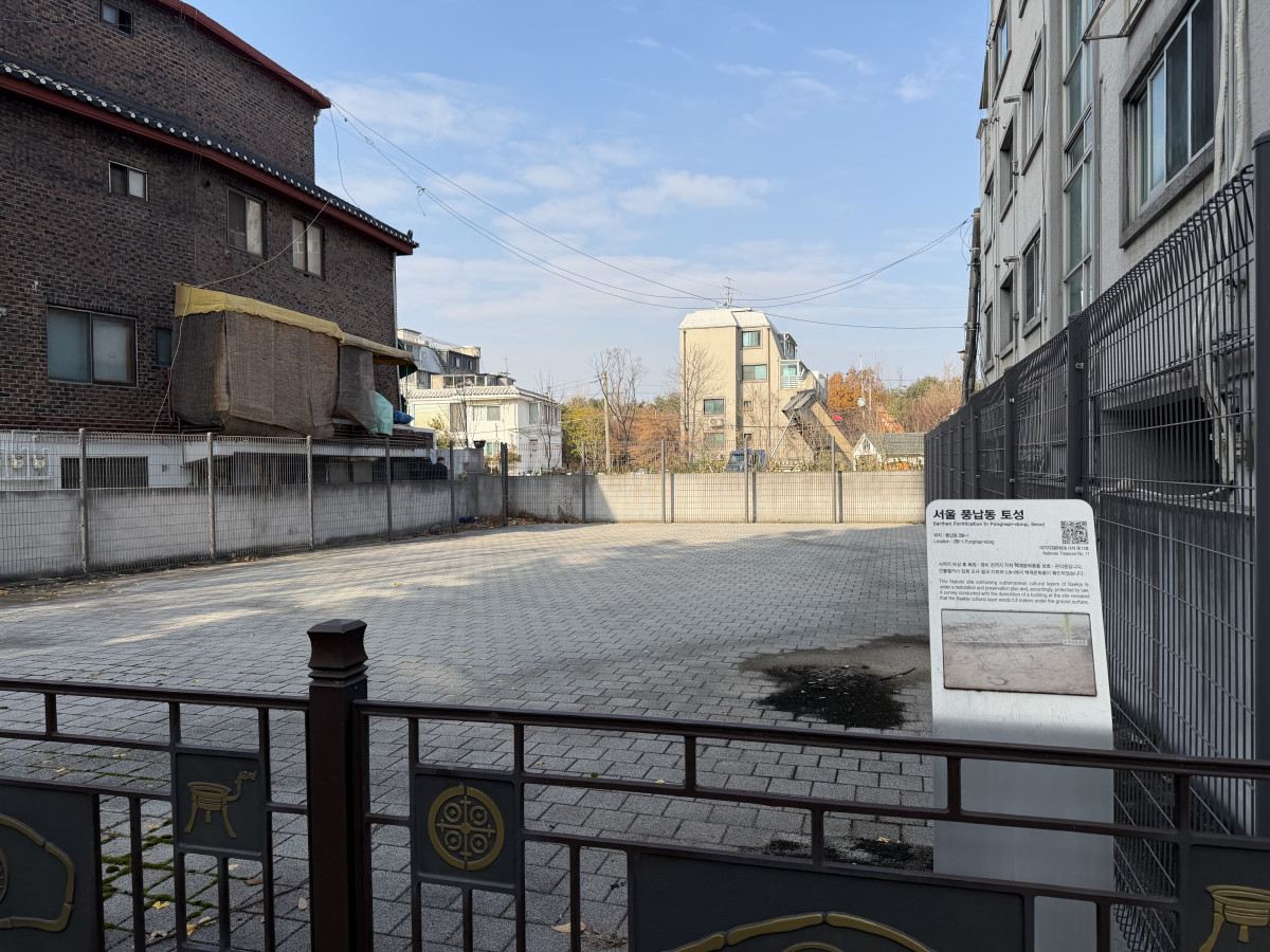 ▲서울 송파구 풍납동의 한 주택가 주차장에 설치된 ‘풍납동 토성’ 안내판. (조유정 기자 youjung@)