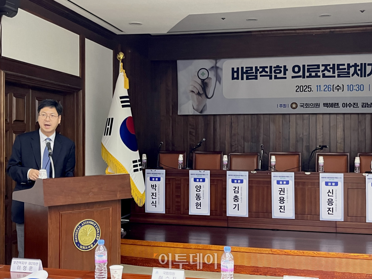 ▲신현웅 한국보건사회연구원 보건정책연구실장이 26일 서울 여의도 국회도서관에서 열린 바람직한 의료전달체계 확립을 위한 정책포럼 발표를 통해 “현행 의료기관 종별 구분의 한계를 지적하며 ‘기능 중심의 개편’을 최우선으로 해야 한다”고 강조했다. (황민주 기자 minchu@)