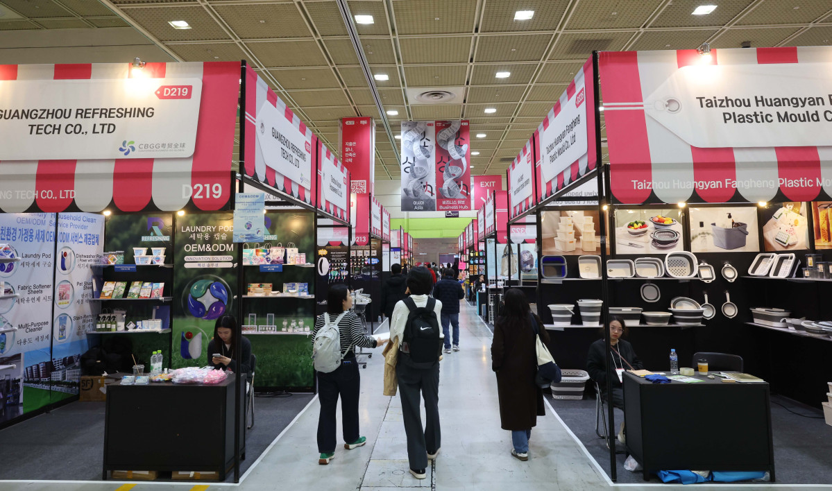 ▲26일 서울 강남구 코엑스에서 열린 ‘소싱인마켓 2025’에서 참관객들이 각종 소비재를 살펴보고 있다. 국내 대표 소비재 박람회 소싱인마켓은 ‘서울국제소싱페어’를 새롭게 리브랜딩한 행사로 28일까지 진행된다. 전시에는 쿠팡·오뚜기 등 다수의 국내외 소비재 기업과 브랜드 292개사, 416부스가 참가해 기프트&홈리빙, 뷰티·패션, 스마트테크&솔루션, 헬스&푸드존 등 4개 구역에서 다양한 제품과 서비스를 선보인다. 신태현 기자 holjjak@