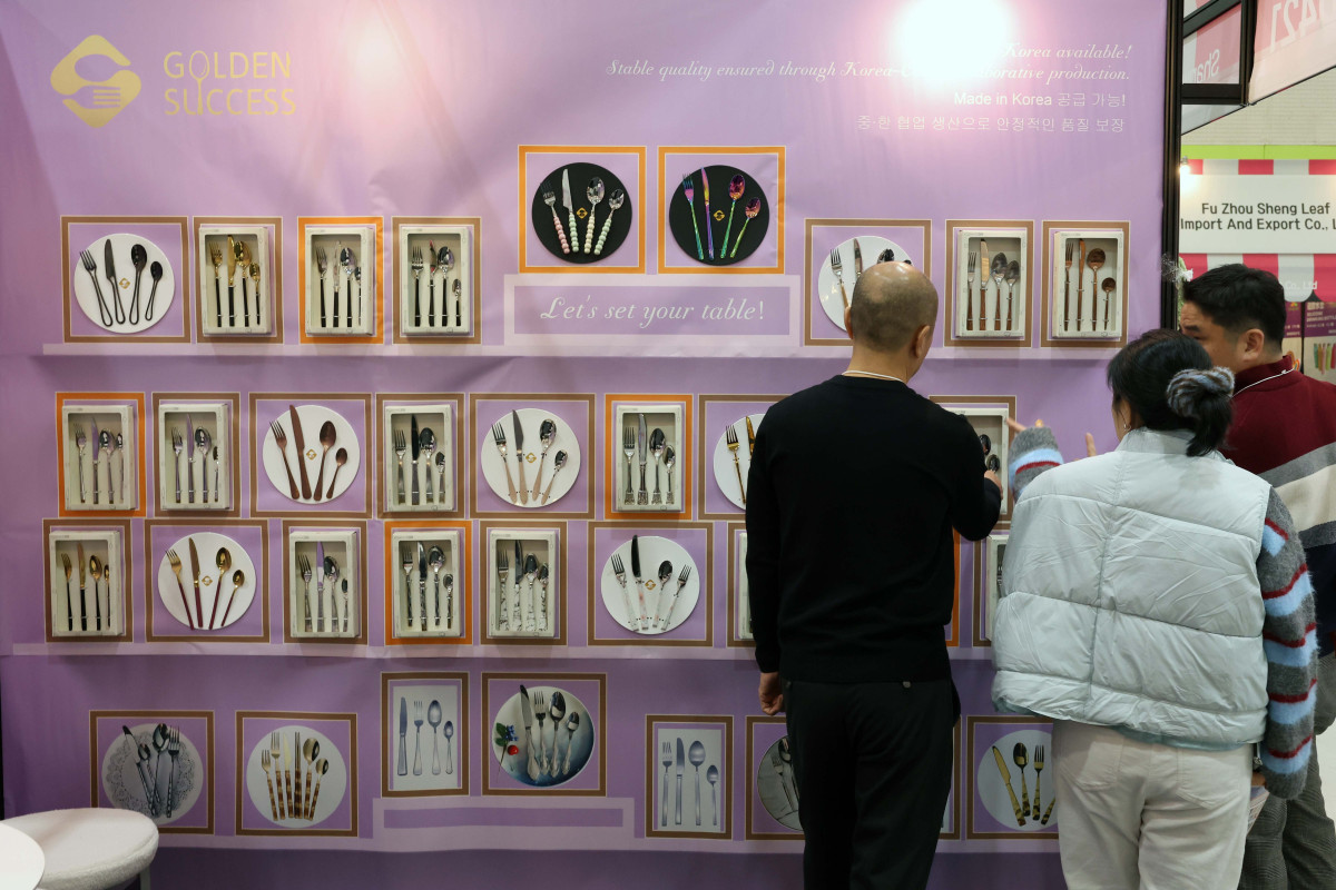 ▲26일 서울 강남구 코엑스에서 열린 ‘소싱인마켓 2025’에서 참관객들이 각종 소비재를 살펴보고 있다. 국내 대표 소비재 박람회 소싱인마켓은 ‘서울국제소싱페어’를 새롭게 리브랜딩한 행사로 28일까지 진행된다. 전시에는 쿠팡·오뚜기 등 다수의 국내외 소비재 기업과 브랜드 292개사, 416부스가 참가해 기프트&홈리빙, 뷰티·패션, 스마트테크&솔루션, 헬스&푸드존 등 4개 구역에서 다양한 제품과 서비스를 선보인다. 신태현 기자 holjjak@