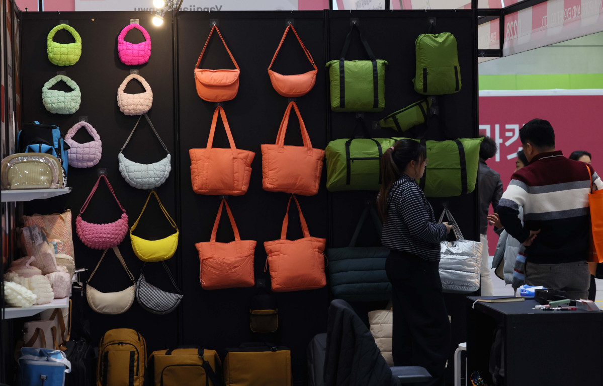 ▲26일 서울 강남구 코엑스에서 열린 ‘소싱인마켓 2025’에서 참관객들이 각종 소비재를 살펴보고 있다. 국내 대표 소비재 박람회 소싱인마켓은 ‘서울국제소싱페어’를 새롭게 리브랜딩한 행사로 28일까지 진행된다. 전시에는 쿠팡·오뚜기 등 다수의 국내외 소비재 기업과 브랜드 292개사, 416부스가 참가해 기프트&홈리빙, 뷰티·패션, 스마트테크&솔루션, 헬스&푸드존 등 4개 구역에서 다양한 제품과 서비스를 선보인다. 신태현 기자 holjjak@