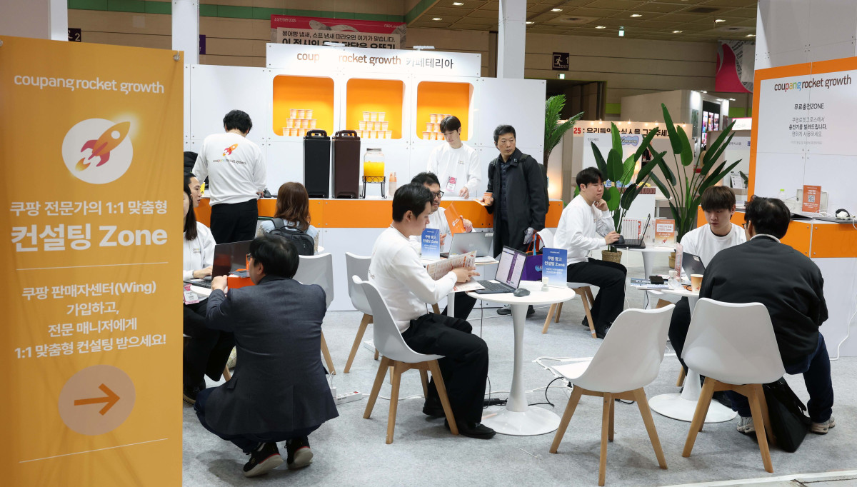 ▲26일 서울 강남구 코엑스에서 열린 ‘소싱인마켓 2025’에서 참관객들이 각종 소비재를 살펴보고 있다. 국내 대표 소비재 박람회 소싱인마켓은 ‘서울국제소싱페어’를 새롭게 리브랜딩한 행사로 28일까지 진행된다. 전시에는 쿠팡·오뚜기 등 다수의 국내외 소비재 기업과 브랜드 292개사, 416부스가 참가해 기프트&홈리빙, 뷰티·패션, 스마트테크&솔루션, 헬스&푸드존 등 4개 구역에서 다양한 제품과 서비스를 선보인다. 신태현 기자 holjjak@