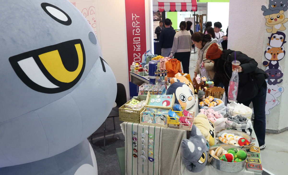 ▲26일 서울 강남구 코엑스에서 열린 ‘소싱인마켓 2025’에서 참관객들이 각종 소비재를 살펴보고 있다. 국내 대표 소비재 박람회 소싱인마켓은 ‘서울국제소싱페어’를 새롭게 리브랜딩한 행사로 28일까지 진행된다. 전시에는 쿠팡·오뚜기 등 다수의 국내외 소비재 기업과 브랜드 292개사, 416부스가 참가해 기프트&홈리빙, 뷰티·패션, 스마트테크&솔루션, 헬스&푸드존 등 4개 구역에서 다양한 제품과 서비스를 선보인다. 신태현 기자 holjjak@