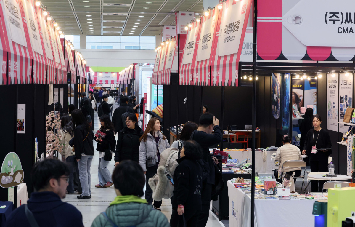 ▲26일 서울 강남구 코엑스에서 열린 ‘소싱인마켓 2025’에서 참관객들이 각종 소비재를 살펴보고 있다. 국내 대표 소비재 박람회 소싱인마켓은 ‘서울국제소싱페어’를 새롭게 리브랜딩한 행사로 28일까지 진행된다. 전시에는 쿠팡·오뚜기 등 다수의 국내외 소비재 기업과 브랜드 292개사, 416부스가 참가해 기프트&홈리빙, 뷰티·패션, 스마트테크&솔루션, 헬스&푸드존 등 4개 구역에서 다양한 제품과 서비스를 선보인다. 신태현 기자 holjjak@