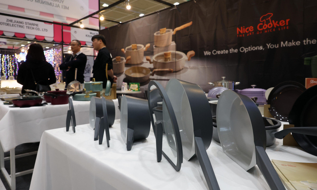 ▲26일 서울 강남구 코엑스에서 열린 ‘소싱인마켓 2025’에서 참관객들이 각종 소비재를 살펴보고 있다. 국내 대표 소비재 박람회 소싱인마켓은 ‘서울국제소싱페어’를 새롭게 리브랜딩한 행사로 28일까지 진행된다. 전시에는 쿠팡·오뚜기 등 다수의 국내외 소비재 기업과 브랜드 292개사, 416부스가 참가해 기프트&홈리빙, 뷰티·패션, 스마트테크&솔루션, 헬스&푸드존 등 4개 구역에서 다양한 제품과 서비스를 선보인다. 신태현 기자 holjjak@