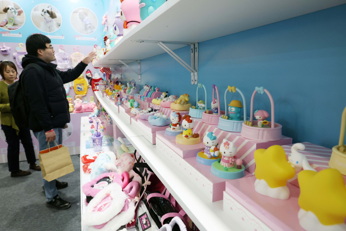 ▲26일 서울 강남구 코엑스에서 열린 ‘소싱인마켓 2025’에서 참관객들이 각종 소비재를 살펴보고 있다. 국내 대표 소비재 박람회 소싱인마켓은 ‘서울국제소싱페어’를 새롭게 리브랜딩한 행사로 28일까지 진행된다. 전시에는 쿠팡·오뚜기 등 다수의 국내외 소비재 기업과 브랜드 292개사, 416부스가 참가해 기프트&홈리빙, 뷰티·패션, 스마트테크&솔루션, 헬스&푸드존 등 4개 구역에서 다양한 제품과 서비스를 선보인다. 신태현 기자 holjjak@