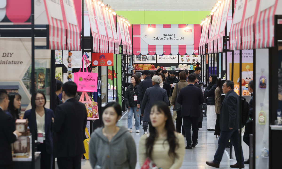 ▲26일 서울 강남구 코엑스에서 열린 ‘소싱인마켓 2025’에서 참관객들이 각종 소비재를 살펴보고 있다. 국내 대표 소비재 박람회 소싱인마켓은 ‘서울국제소싱페어’를 새롭게 리브랜딩한 행사로 28일까지 진행된다. 전시에는 쿠팡·오뚜기 등 다수의 국내외 소비재 기업과 브랜드 292개사, 416부스가 참가해 기프트&홈리빙, 뷰티·패션, 스마트테크&솔루션, 헬스&푸드존 등 4개 구역에서 다양한 제품과 서비스를 선보인다. 신태현 기자 holjjak@