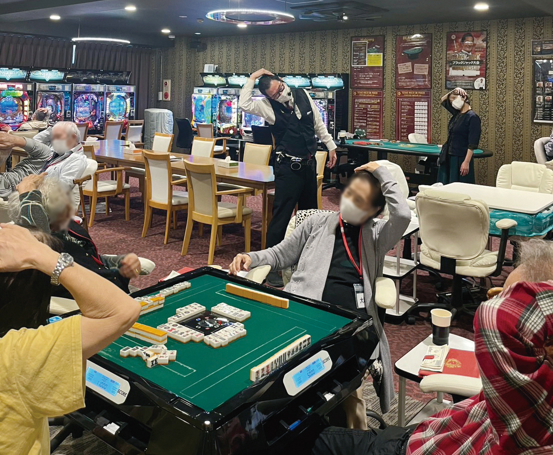 ▲건강 체조를 하고 있는 시니어들.(신미화 교수)