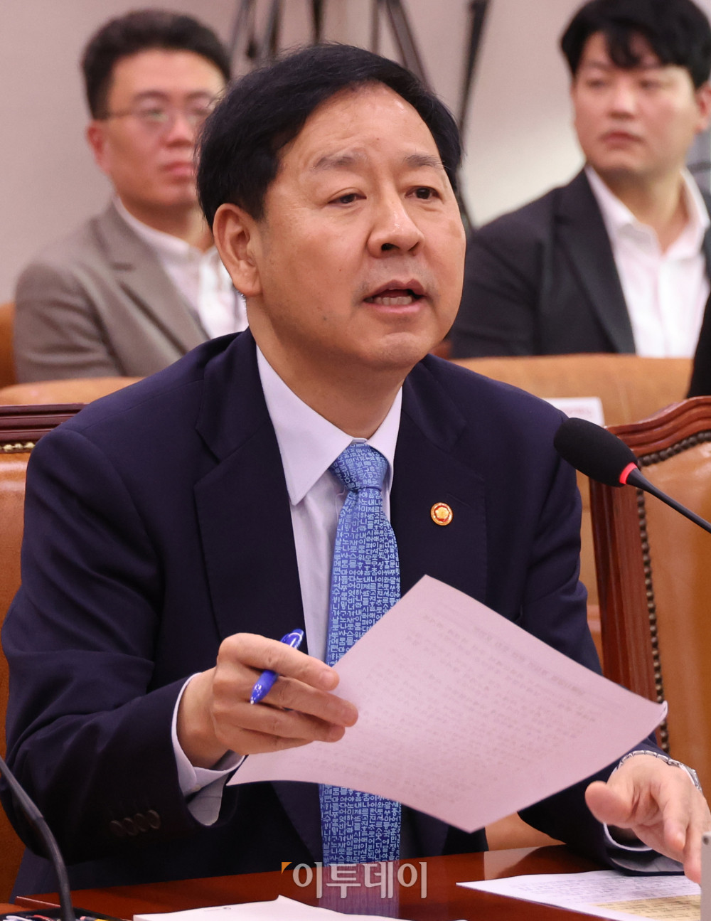 ▲구윤철 경제부총리 겸 기획재정부 장관이 26일 서울 여의도 국회에서 열린 법제사법위원회 전체회의에서 의원 질의에 답하고 있다. 고이란 기자 photoeran@