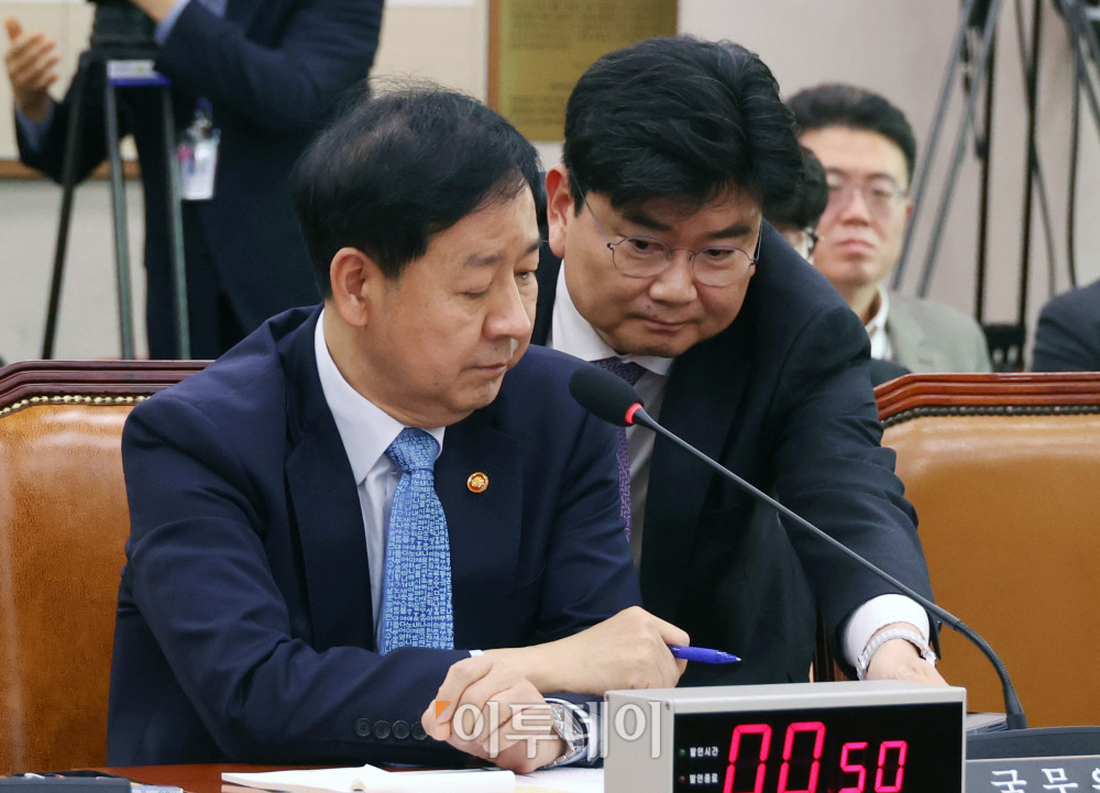 ▲구윤철 경제부총리 겸 기획재정부 장관이 26일 서울 여의도 국회에서 열린 법제사법위원회 전체회의에서 관계자에게 자료를 받고 있다. 고이란 기자 photoeran@
