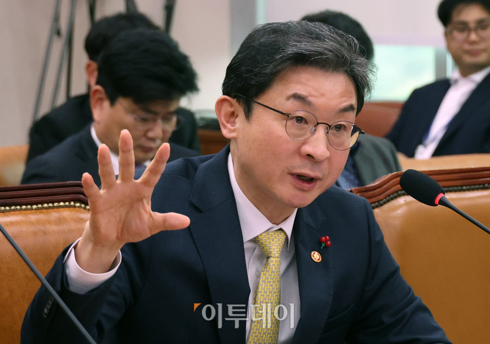 ▲이억원 금융위원장이 26일 서울 여의도 국회에서 열린 법제사법위원회 전체회의에서 의원 질의에 답하고 있다. 고이란 기자 photoeran@