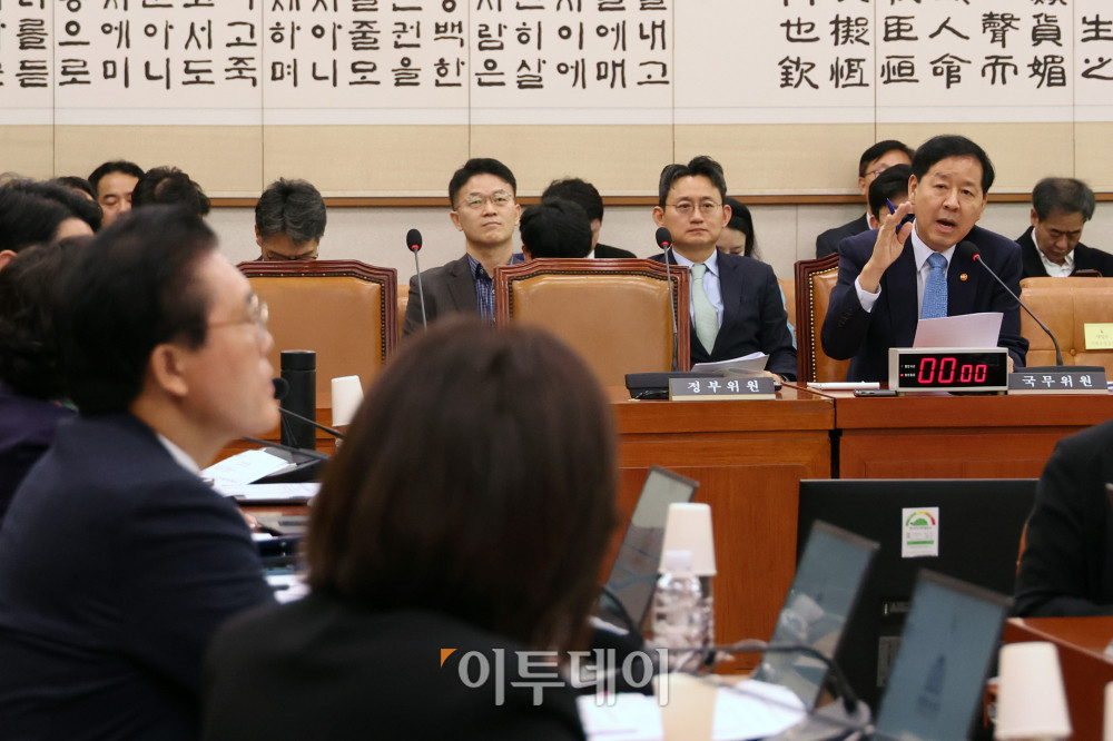 ▲ 구윤철 경제부총리 겸 기획재정부 장관이 26일 서울 여의도 국회에서 열린 법제사법위원회 전체회의에서 의원 질의에 답하고 있다. 고이란 기자 photoeran@ (이투데이 DB)