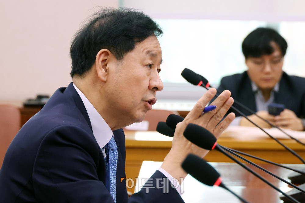 ▲구윤철 경제부총리 겸 기획재정부 장관이 26일 서울 여의도 국회에서 열린 법제사법위원회 전체회의에서 의원 질의에 답하고 있다. 고이란 기자 photoeran@