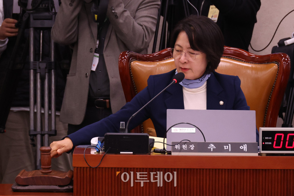 ▲ 26일 서울 여의도 국회에서 열린 법제사법위원회 전체회의에서 추미애 위원장이 의사봉을 두드리고 있다. 고이란 기자 photoeran@