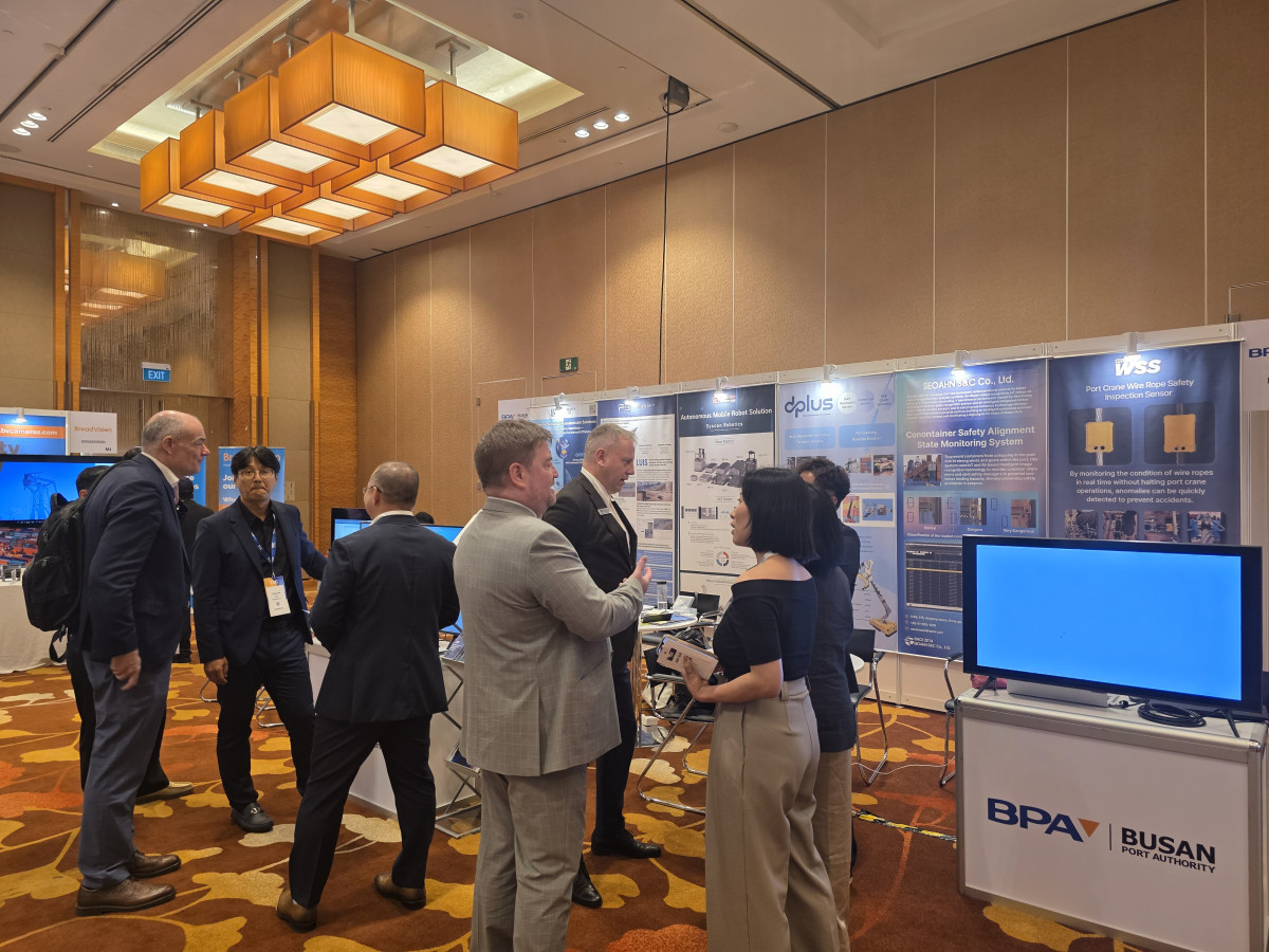 ▲TOC Asia 내 부산항만공사의 기술전시 부스에서 네트워킹 중인 참관객들에게 설명을 하고 있다.  (사진제공=부산항만공사 )