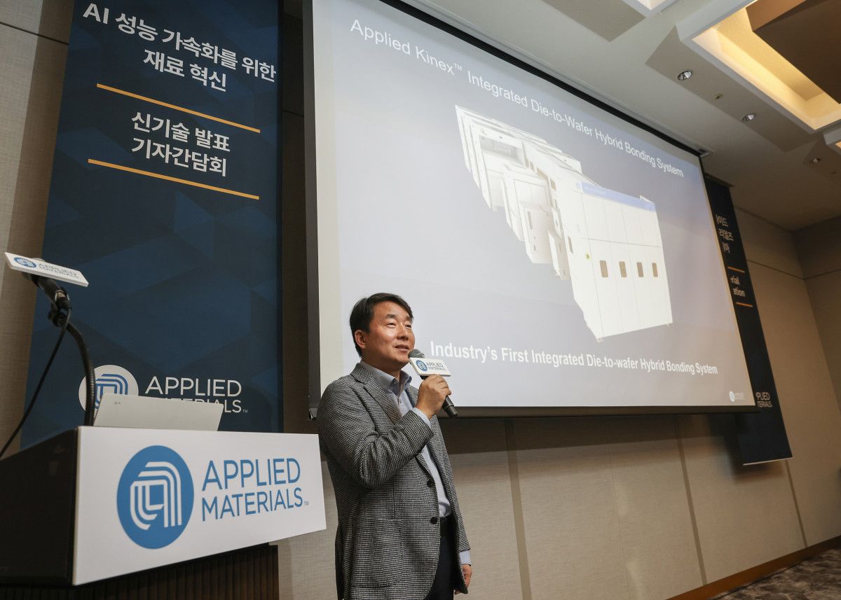 ▲허영 어플라이드 머티어리얼즈 코리아 디렉터가 26일 서울 강남구에서 열린 ‘AI 성능 가속화 위한 재료 혁신 미디어 간담회’에서 발표하고 있다. (자료제공=어플라이드 머티어리얼즈)