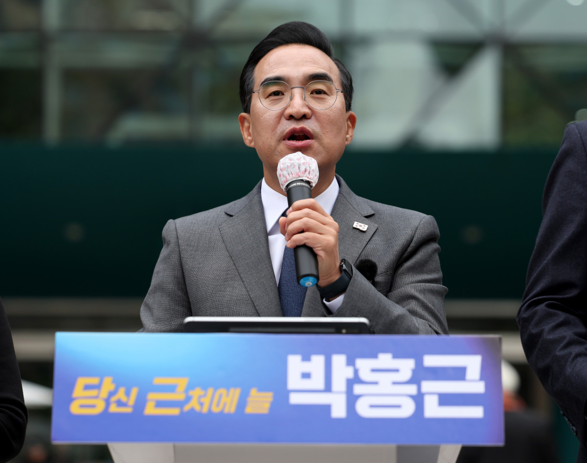 ▲박홍근 더불어민주당 의원이 26일 서울 중구 서울시청 앞에서 내년 6월 3일 치러지는 서울시장 선거 출마 선언을 하고 있다.  2025.11.26.  (뉴시스)