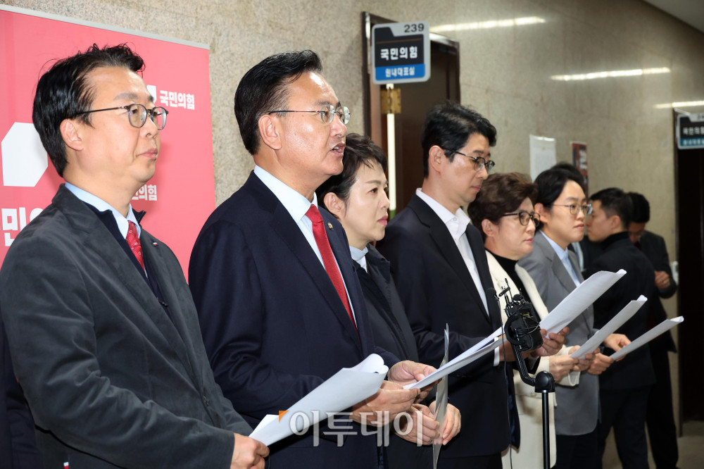 ▲26일 서울 여의도 국회에서 유상범 국민의힘 운영위 간사를 비롯한 소속 위원들이 성명발표를 하고 있다. 이날 국민의힘 운영위 위원들은 '민주당이 국회 운영위 운영개선소위에서 필리버스터를 사실상 무력화하는 국회법 개정안을 일방 처리했다'며 '반의회·반민주 절차 독재 시도를 즉각 중단하라'고 규탄했다. 고이란 기자 photoeran@ (이투데이DB)