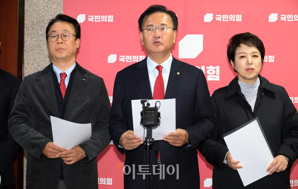 ▲26일 서울 여의도 국회에서 유상범 국민의힘 운영위 간사를 비롯한 소속 위원들이 성명발표를 하고 있다. 이날 국민의힘 운영위 위원들은 '민주당이 국회 운영위 운영개선소위에서 필리버스터를 사실상 무력화하는 국회법 개정안을 일방 처리했다'며 '반의회·반민주 절차 독재 시도를 즉각 중단하라'고 규탄했다. 고이란 기자 photoeran@ (이투데이DB)