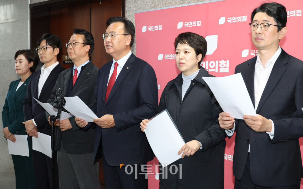 ▲26일 서울 여의도 국회에서 유상범 국민의힘 운영위 간사를 비롯한 소속 위원들이 성명발표를 하고 있다. 이날 국민의힘 운영위 위원들은 '민주당이 국회 운영위 운영개선소위에서 필리버스터를 사실상 무력화하는 국회법 개정안을 일방 처리했다'며 '반의회·반민주 절차 독재 시도를 즉각 중단하라'고 규탄했다. 고이란 기자 photoeran@ (이투데이DB)