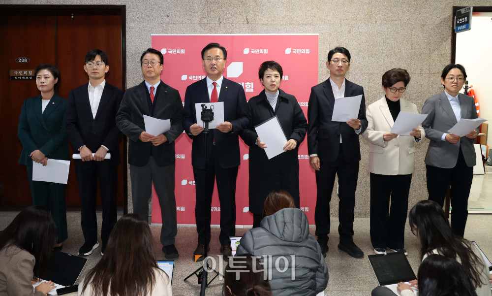 ▲26일 서울 여의도 국회에서 유상범 국민의힘 운영위 간사를 비롯한 소속 위원들이 성명발표를 하고 있다. 이날 국민의힘 운영위 위원들은 '민주당이 국회 운영위 운영개선소위에서 필리버스터를 사실상 무력화하는 국회법 개정안을 일방 처리했다'며 '반의회·반민주 절차 독재 시도를 즉각 중단하라'고 규탄했다. 고이란 기자 photoeran@ (이투데이DB)