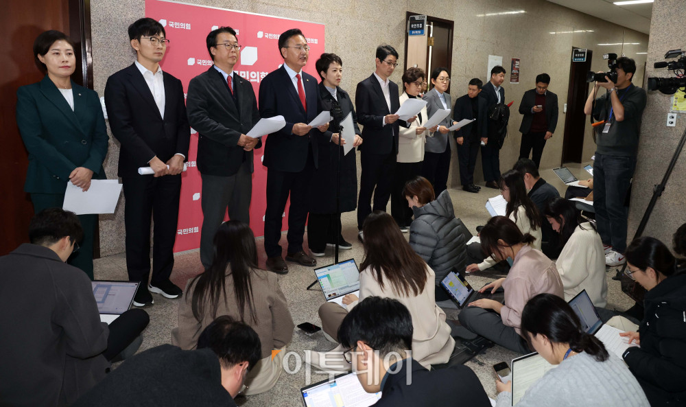 ▲26일 서울 여의도 국회에서 유상범 국민의힘 운영위 간사를 비롯한 소속 위원들이 성명발표를 하고 있다. 이날 국민의힘 운영위 위원들은 '민주당이 국회 운영위 운영개선소위에서 필리버스터를 사실상 무력화하는 국회법 개정안을 일방 처리했다'며 '반의회·반민주 절차 독재 시도를 즉각 중단하라'고 규탄했다. 고이란 기자 photoeran@ (이투데이DB)